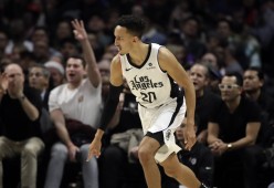 华体会体育-欧联倒计时；广州队国际比赛日状态回暖；细节引发关注；态度坚定；训练强度明显提升的简单介绍